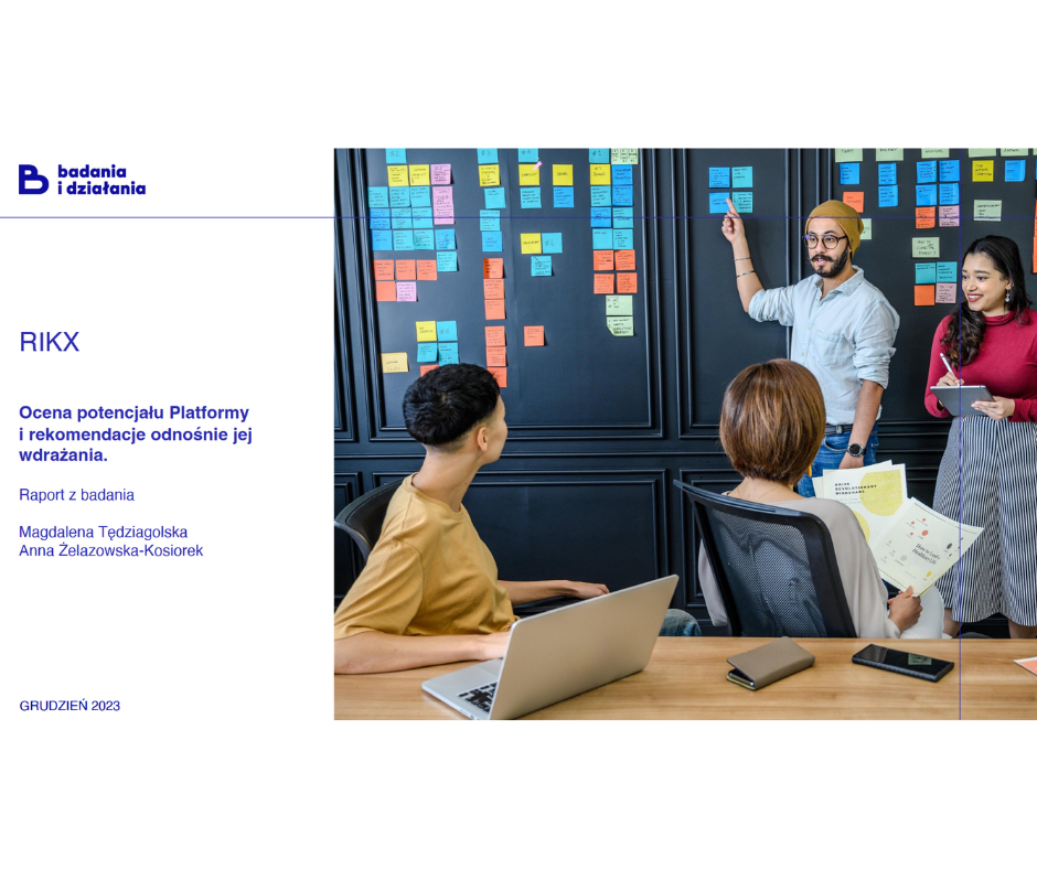 Na zdjęciu są trzy osoby przy tablicy z kolorowymi karteczkami. Tekst. Raport z badania. Szczegóły w opisie.