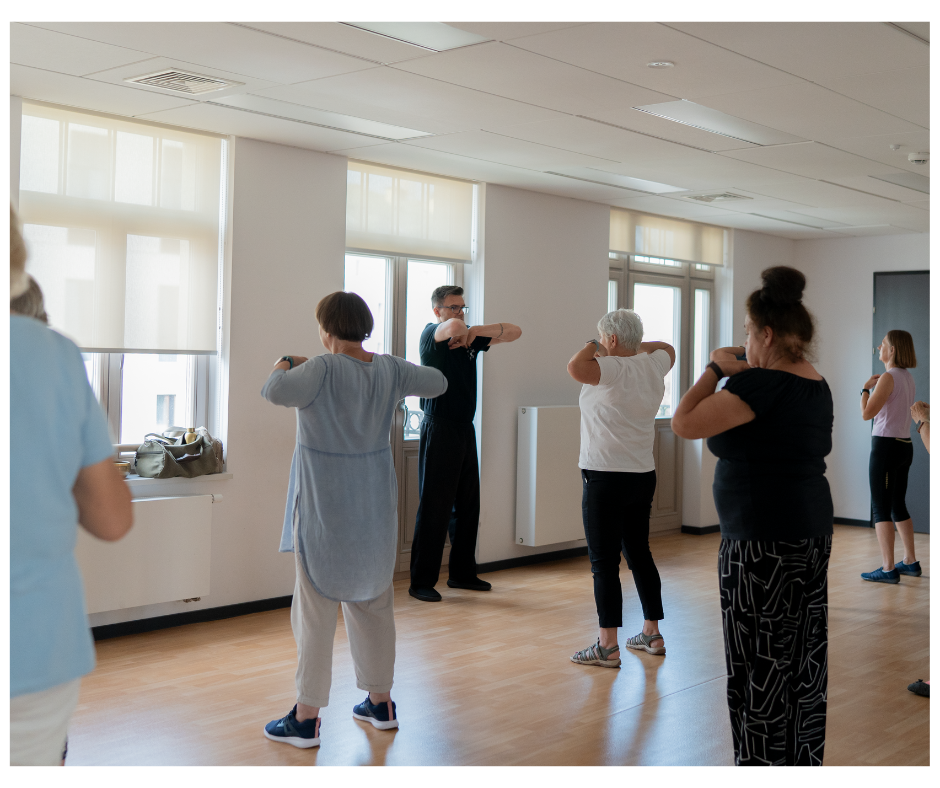 ludzie ćwiczą tai chi