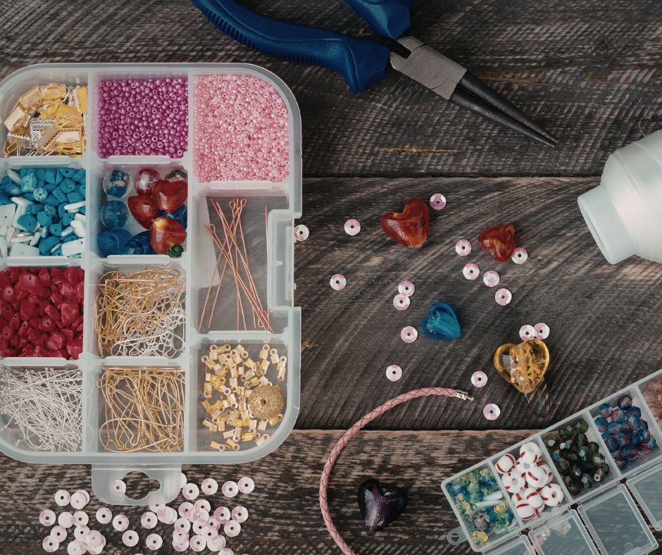 Na zdjęciu są koraliki do robienia biżuterii