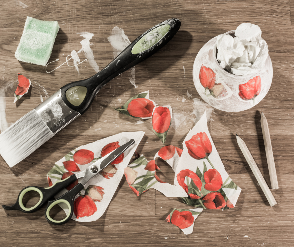 na stole leżą nożyczki, pędzelek, chusteczki i formy do decoupage