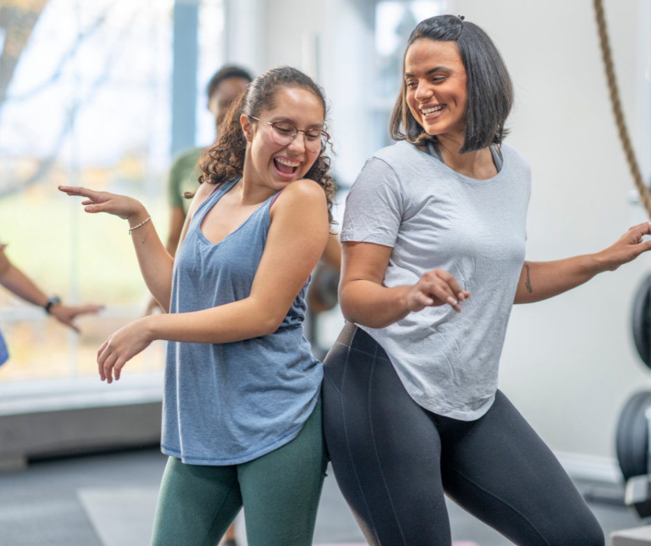na zdjęciu są dwie kobiety w energetycznym tańcu na sali ćwiczeń